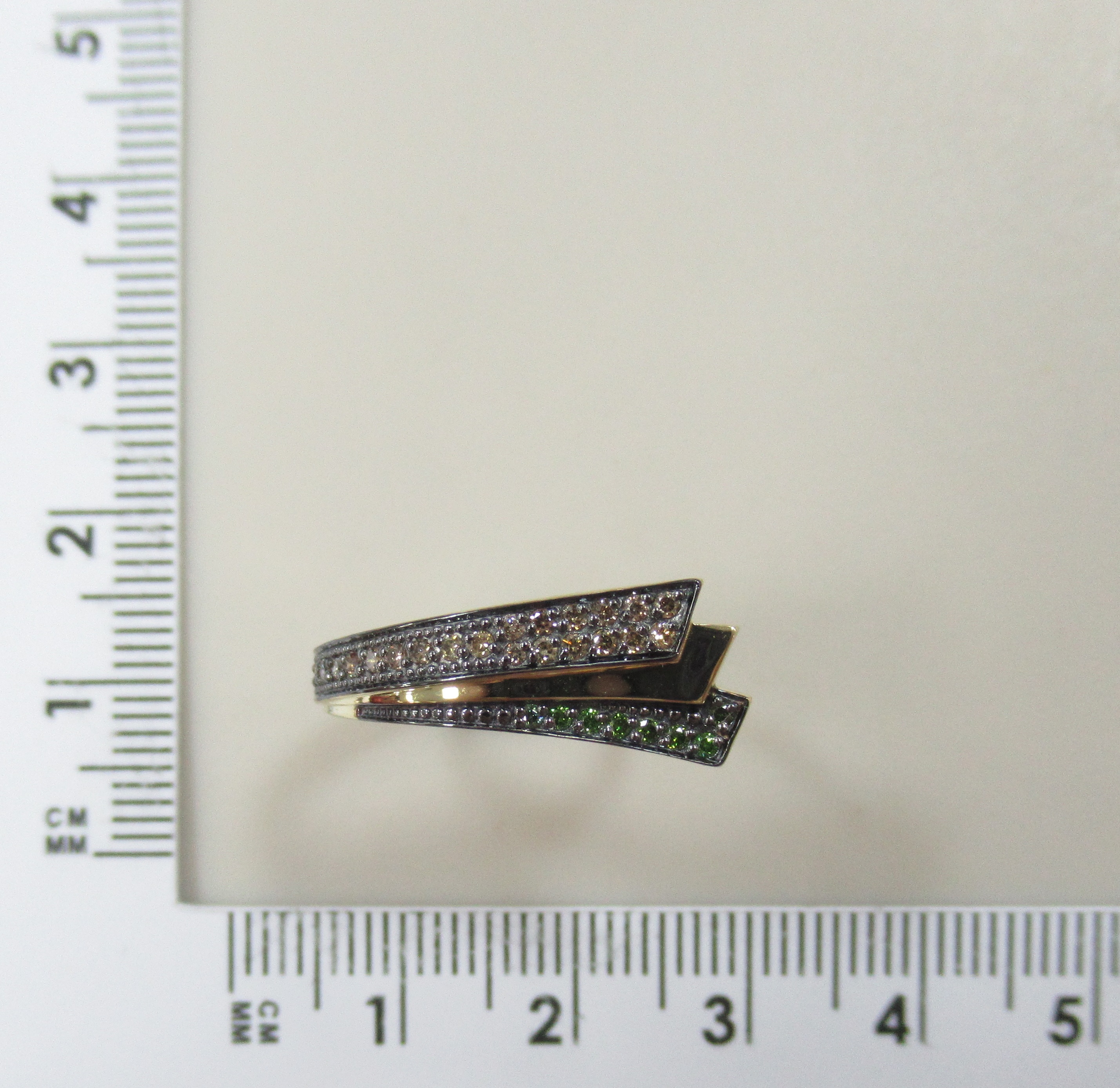 Кольцо из желтого золота с цветными бриллиантами